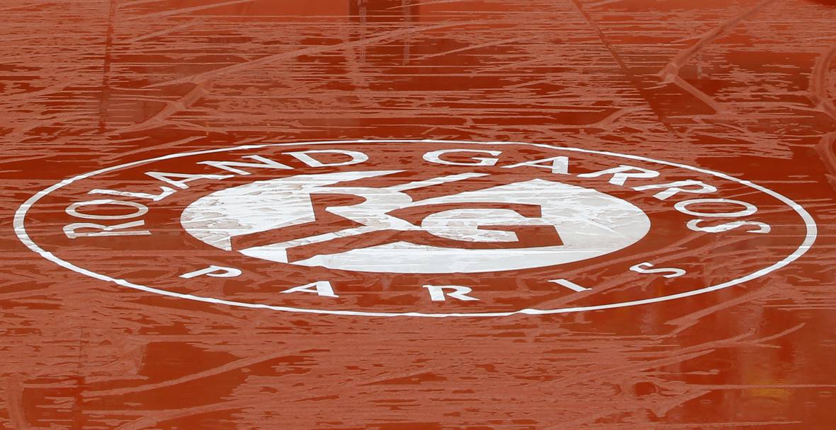 Non si pu definire di certo fortunato il Roland-Garros di quest&#39;anno. Il sole fatica proprio ad imporsi. Stravince la pioggia. Tutte le gare in calendario oggi sono state annullate. (Ap)